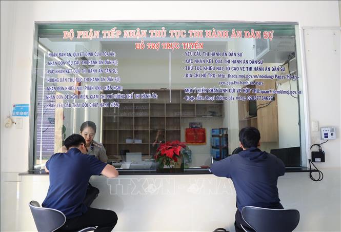 Bộ phận tiếp nhận hồ sơ Thi hành án dân sự khu vực 6 TP. Hồ Chí Minh hỗ trợ trực tuyến cho người dân. (Ảnh: Hồng Đạt/TTXVN)